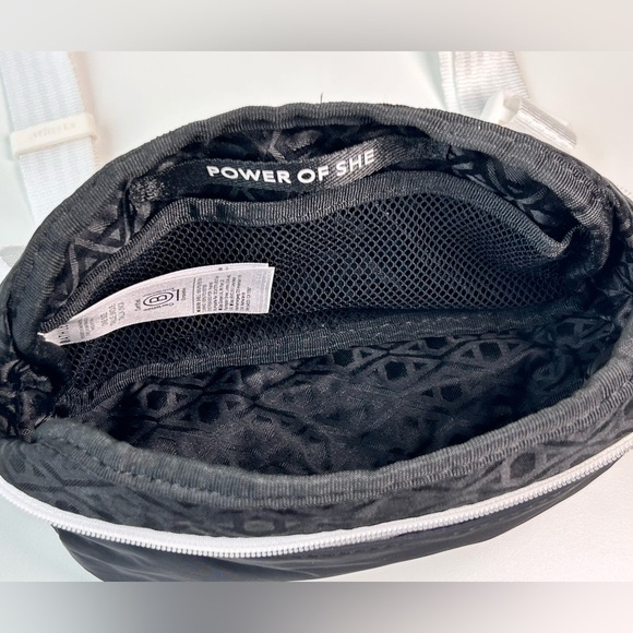 Athleta All About Crossbody Belt Bag Black and White RARE Color Combo EUC - Picture 5 of 10